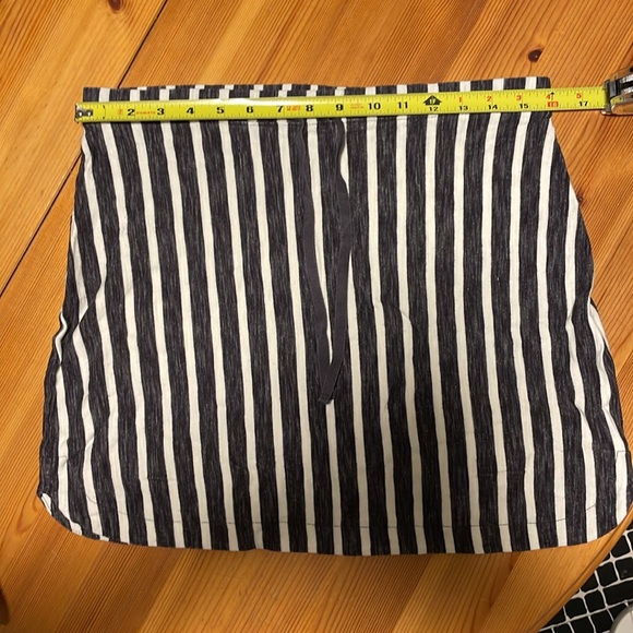 GAP Size Medium Gray and White Vertical Stripes Mini Skirt - Picture 8 of 8